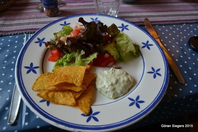 Räksallad med avokadodip och tortillachips