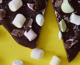 Chokladbräck med påskgodis och minimarshmallows
