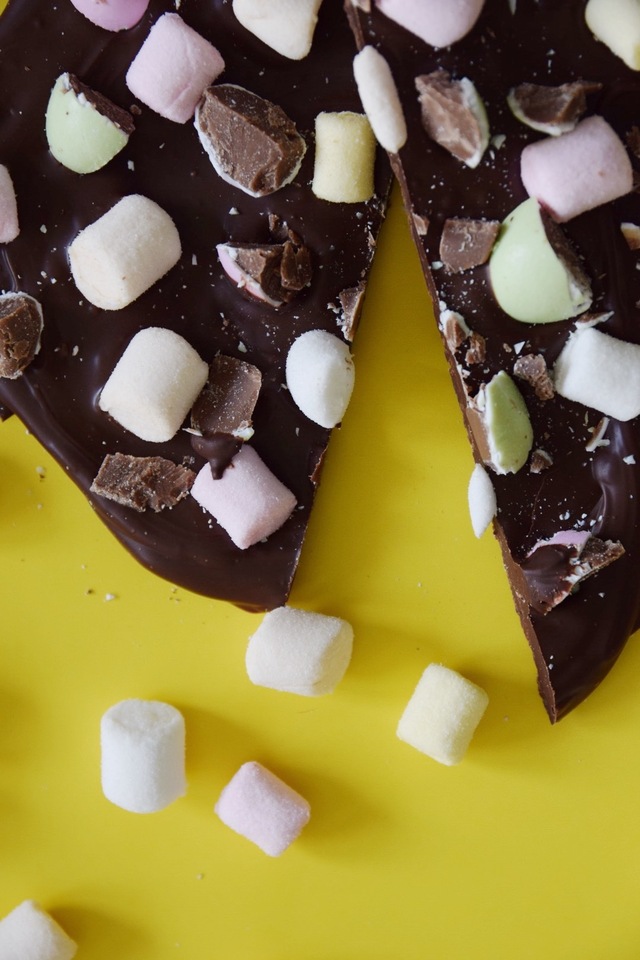 Chokladbräck med påskgodis och minimarshmallows
