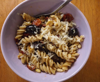 Pasta med oliver och soltorkade tomater