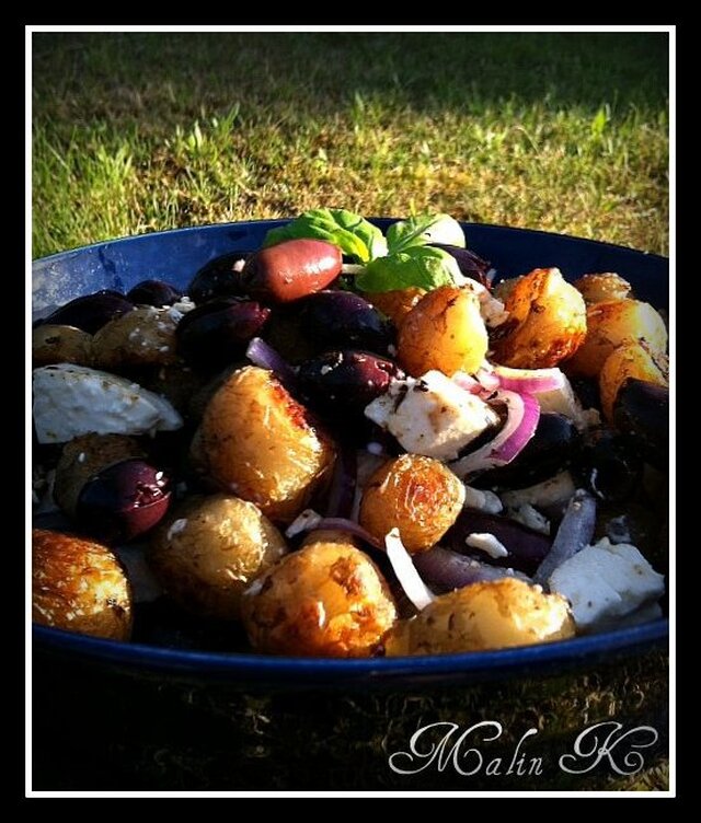 UGNSROSTAD POTATIS MED FETAOST, RÖDLÖK OCH OLIVER