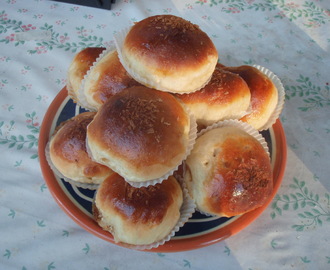 Sagolika bullar med nötfyllning