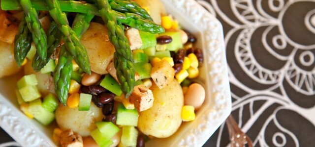 Sommarsallad med färskpotatis och sparris