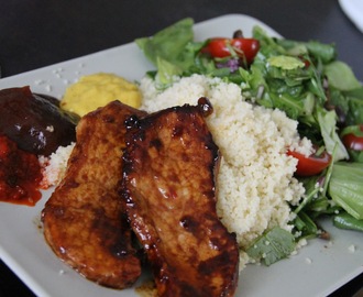 Sweet chili-schnitzel med couscous och kalla såser