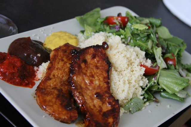 Sweet chili-schnitzel med couscous och kalla såser