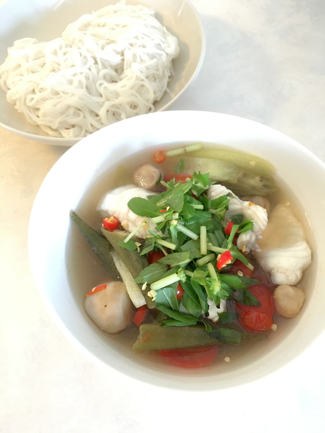 Vietnamesisk sötsur soppa på marulk