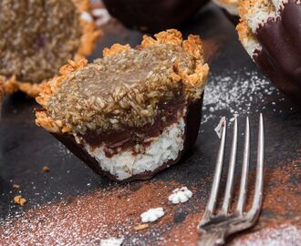 Små browniepajer med karamell- och kokostosca