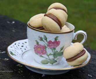 Dubbla kakor med mjölkchokladfyllning