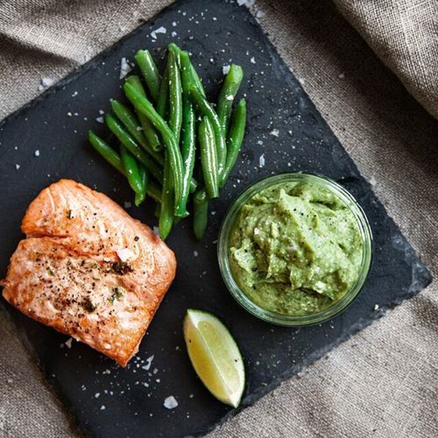 Stekt lax med avokadodipp och haricots verts