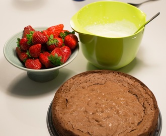 Klassisk kladdkaka med grädde och jordgubbar.