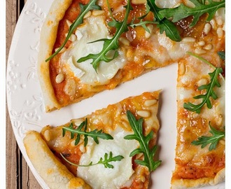 Pizza med getost, fikonmarmelad, pinjenötter och rucola