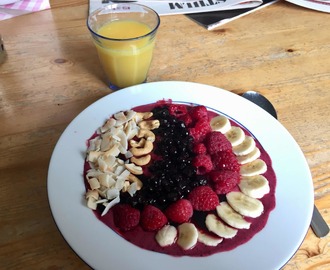 Smoothie bowl med bär och nötter