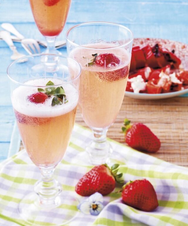 Bubbel med jordgubbar och jordgubbssirap