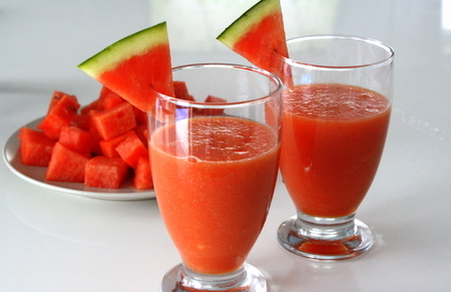 Smoothie på vattenmelon, jordgubbar och lime
