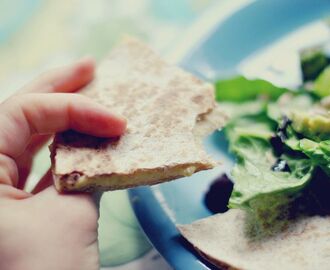 Potatis- & kikärts-quesadillas med sallad