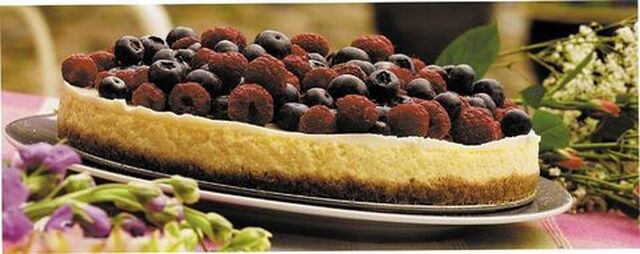 Cheesecake garnerad hallon och blåbär