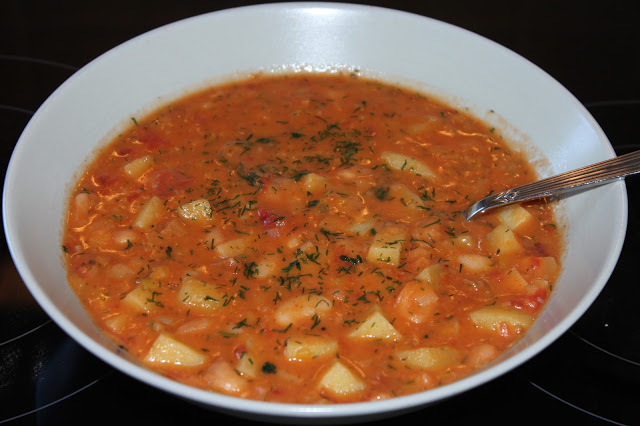 Soppgryta med tomat, potatis, bönor och dill