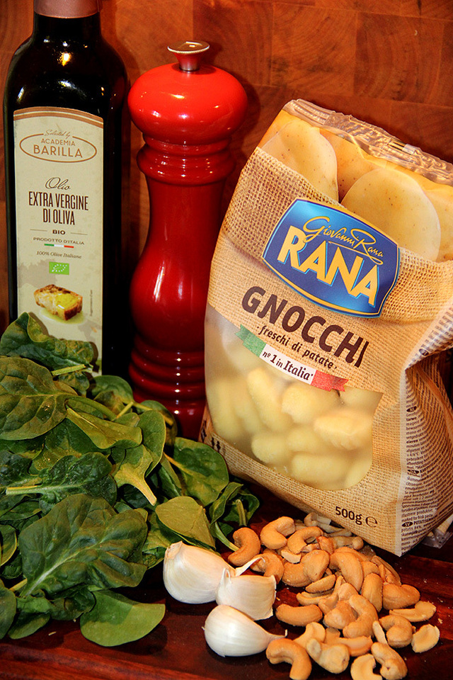 Gnocchi med vitlök, spenat och cashewnötter