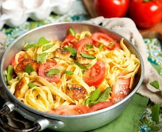 Vegetarisk carbonara med halloumi och salvia