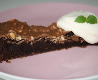 Kladdkaka med täcke av choklad och schweizernöt