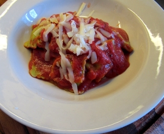 Ravioli med spenat och fetaost i tomatsås