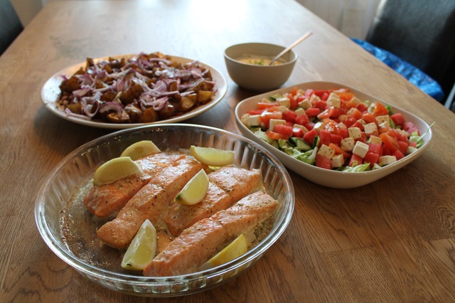 Laxfilé med potatissallad och kall pepparotssås