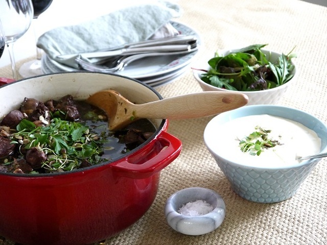 Coq au vin med Parmesancréme fraiche