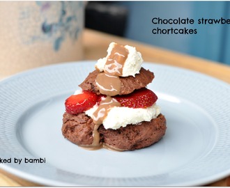 Små jordgubbsbakelser: Chocolate strawberry chortcakes