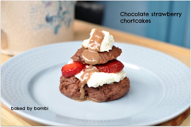 Små jordgubbsbakelser: Chocolate strawberry chortcakes