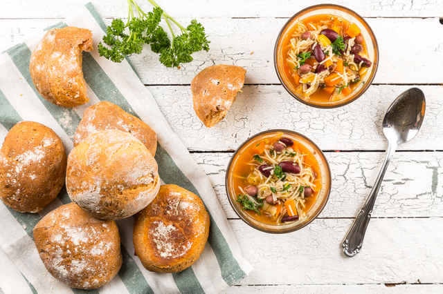 Snabblagad minestrone & tomatbröd