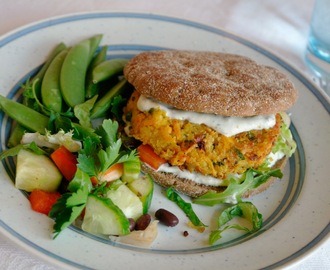 Kikärtsbiffar med sötpotatis och halloumi