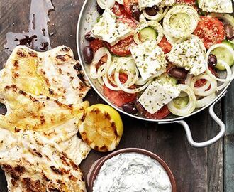 Grekisk sallad och tsatsiki med yoghurt- och citrusmarinerad filé