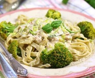 Pasta med ost- och skinksås