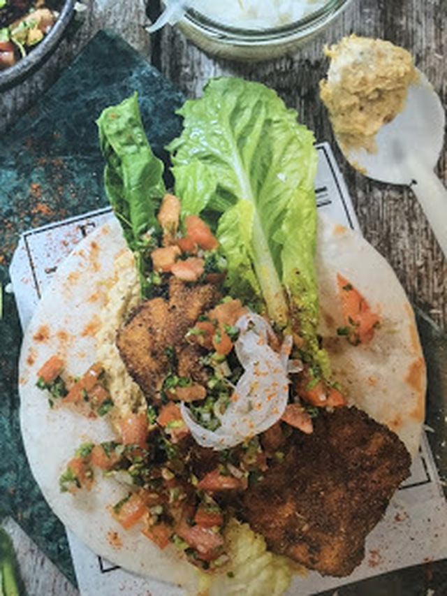 Fish taco med rostad majsyoghurt, picklad silverlök och pico de gallo