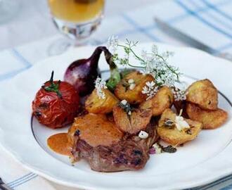 Grillad entrecôte med råfriterad potatis och chipotlesåsChipotlesåsen blev provkökets favorit! Och potatisen är så god att den är som en helt egen rätt.