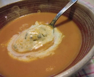 Gräddig tomatsoppa med gorgonzolacrème