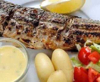 Grillad hel fisk med gräslökshollandaise