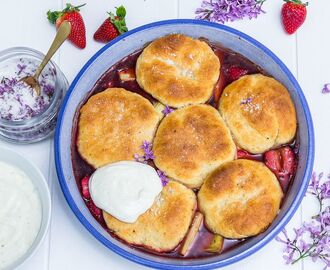 Jordgubb- och rabarberpaj med honungsscones, syrensocker & cream cheese