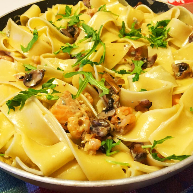 Gräddig pasta med lax, räkor, färska champinjoner och ädelostsås