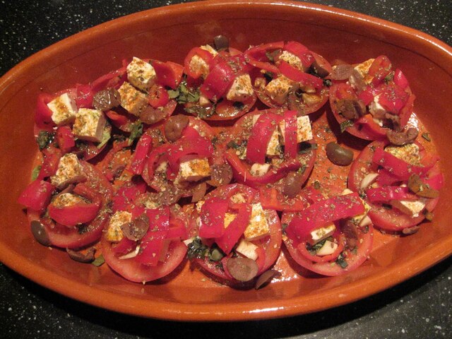 Varma tomater med feta och oliver