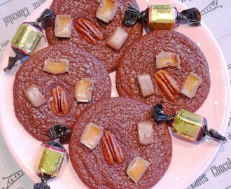 Kladdkakecookies med salt kola och pecannötter