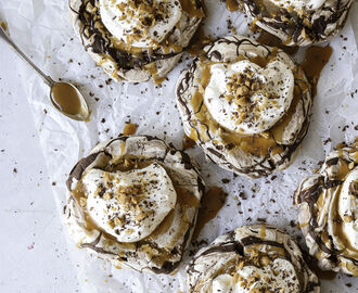 Chokladpavlova med kola och salta nötter