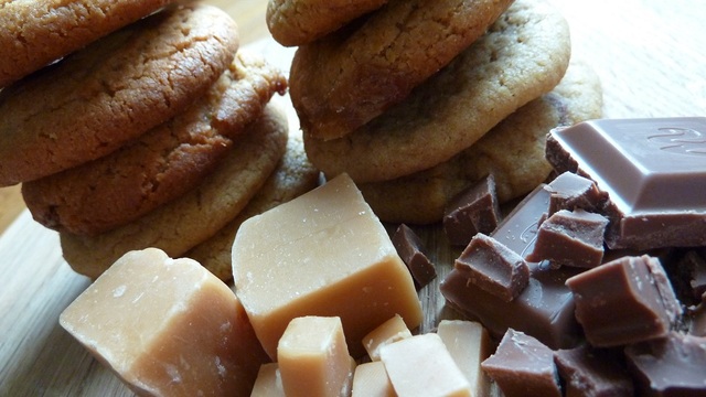 Peanut butter cookies med fudgekola och choklad