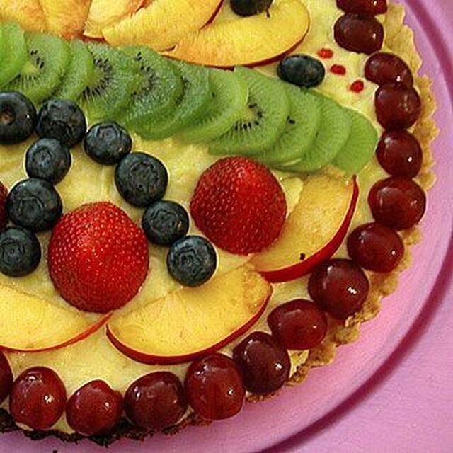 Cheesecake med färska frukter och bär
