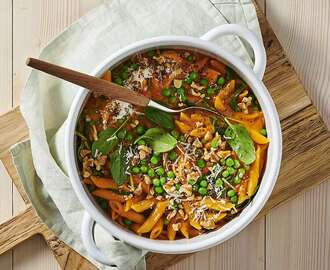 Krämig one pot pasta med tomat, vitlök och valnötter