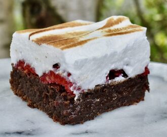 Brownie med färska hallon och italiensk maräng