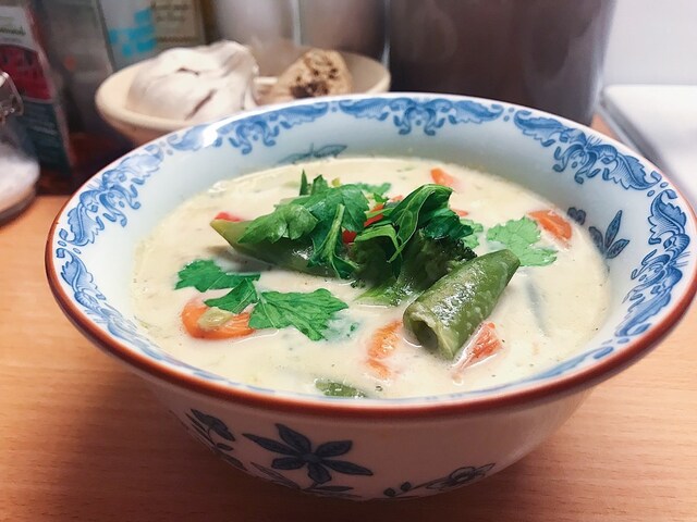 Het Thaisoppa med linser och grönsaker