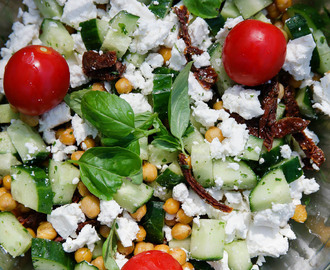 Grekisk sallad med rostade kikärtor