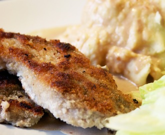 Panerad schnitzel med potatismos och gräddsås