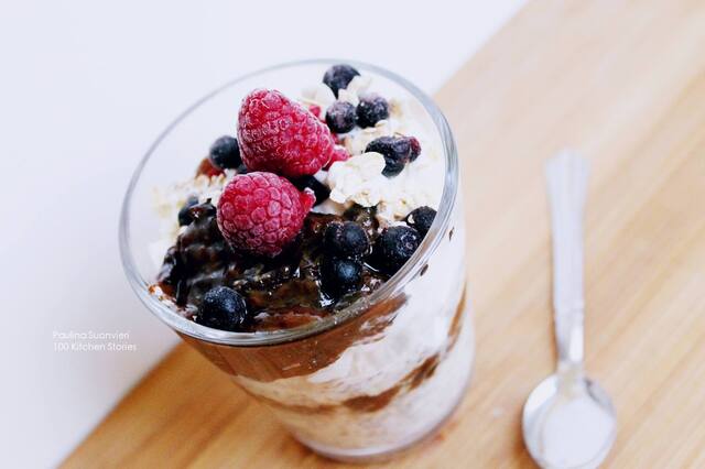 How to make Overnight Oats // Recipe with Plum Cream